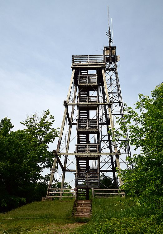 Die Turmbauwerke am Gipfel des <i>Timms Hill</i>, die höchste Erhebung in Wisconsin Timms Hill